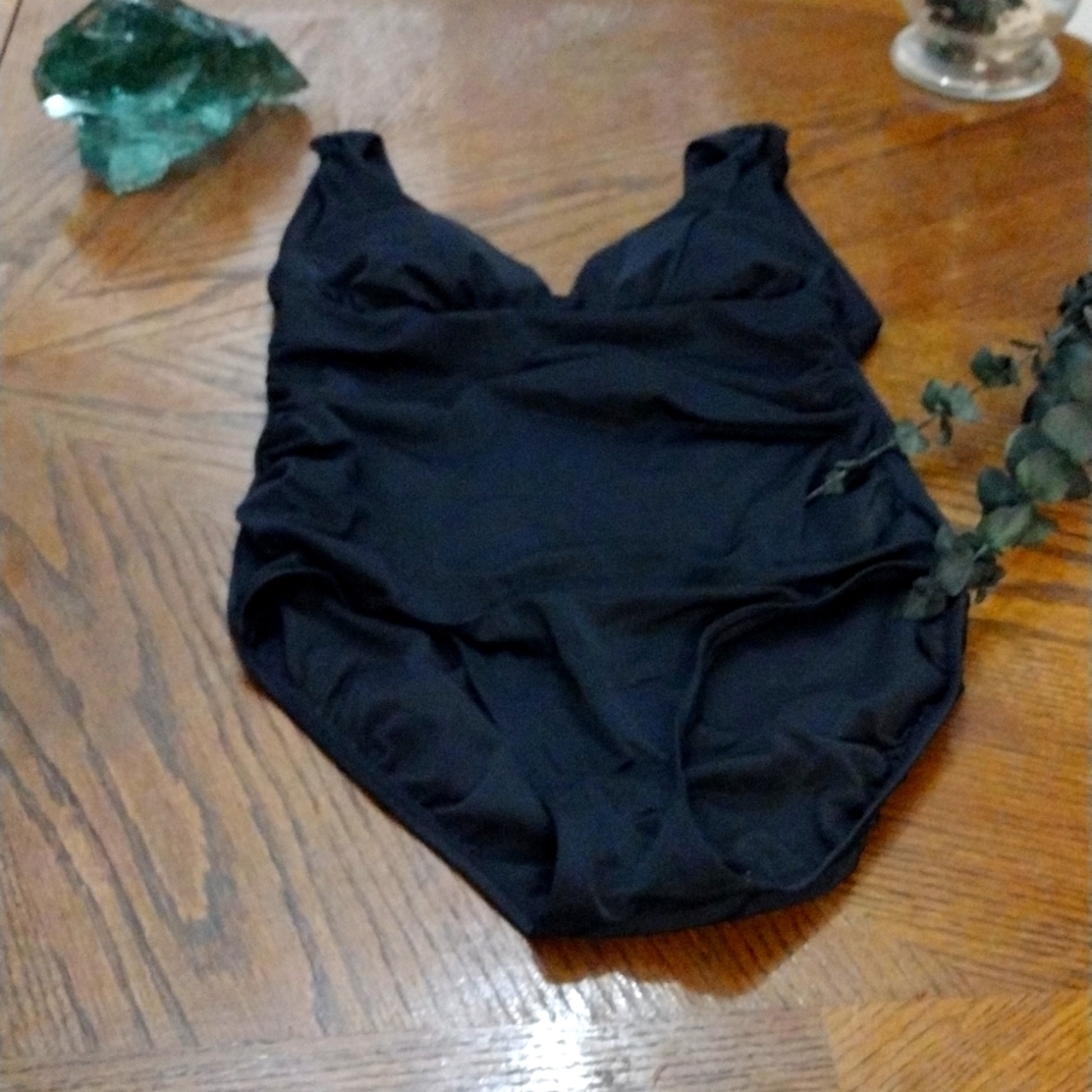 🏵️Medium one piece Black bathing suit